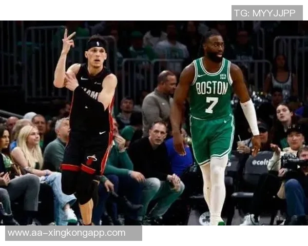 巴特勒强势突破篮下完成折叠打进并造成对手犯规精彩瞬间 巴特勒强势突破篮下完成折叠打进并造成对手犯规精彩瞬间