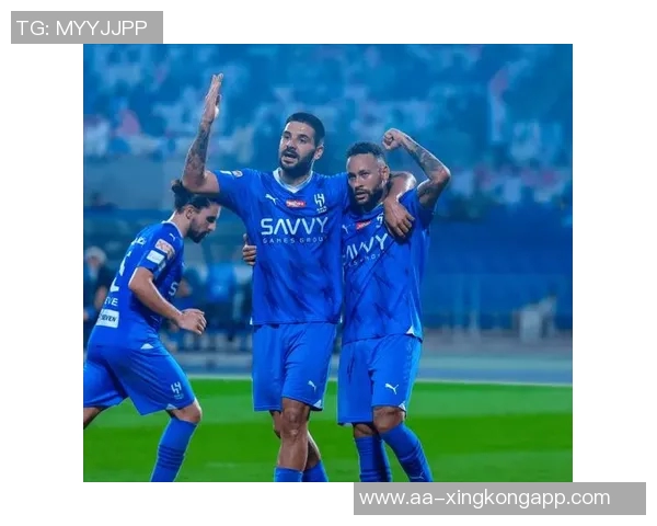 内马尔选择低调风格粉白色LV外套售价4300镑搭配面罩引关注